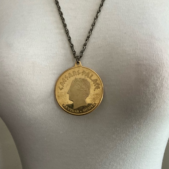 Vintage Caesars palace medallion pendent and chain - Picture 2 of 4